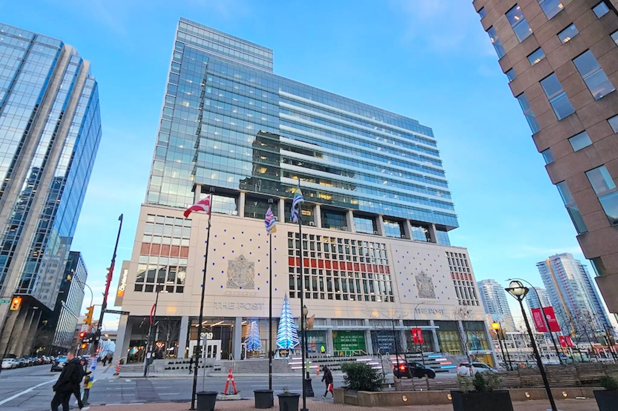 Mega deal Ορτέγκα στον Καναδά: Ο ισχυρός άνδρας της Inditex αγοράζει για $780 εκατ. τον δίδυμο πύργο της Amazon