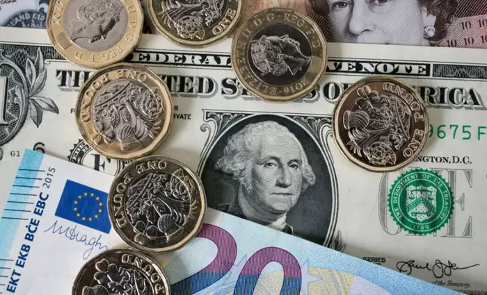 Ανακάμπτει η στερλίνα έναντι του ευρώ