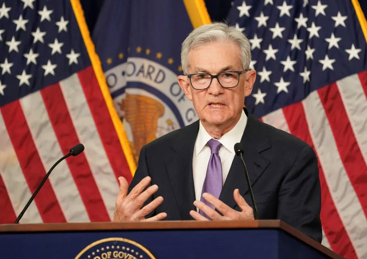 Fed: Το δίλημμα που θέτουν οι δασμοί Τραμπ – Τι θα αποφασίσει αύριο