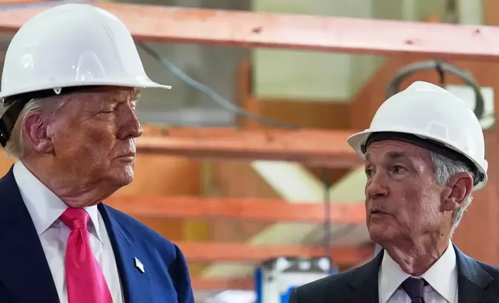 Ο Τραμπ μεταφέρει τον… αγώνα στο γήπεδο του Πάουελ