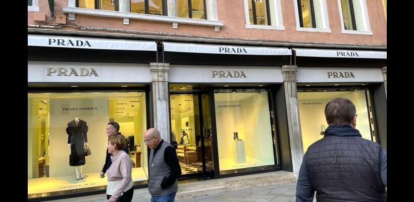 Παρά τους δασμούς η Prada εξαγοράζει τη Versace έναντι 1,38 δισ. δολαρίων