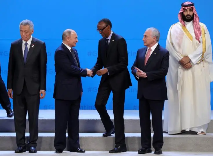 Ο πρίγκιπας της Σ.Αραβίας παραγκωνίστηκε στην οικογενειακή φωτογραφία της G20 