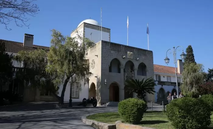 ΠτΔ: Θα πει τους σχεδιασμούς για αποκοπές μισθών στις πολιτικές δυνάμεις