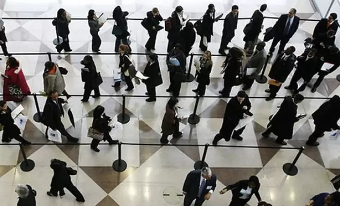 «Εκστρατεία προσλήψεων» από πολυεθνικές, ενόψει Χριστουγέννων