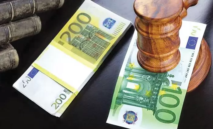 Υπ. Καταναλωτή: Επιβάλλει πρόστιμα για καταχρηστικές ρήτρες σε δάνεια μετά το 2021