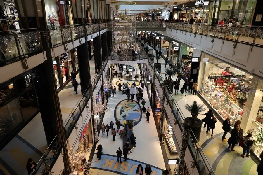 Οι δασμοί Τραμπ πλήττουν την Ευρώπη: Λιγότερα ψώνια, περισσότερη οικονομία