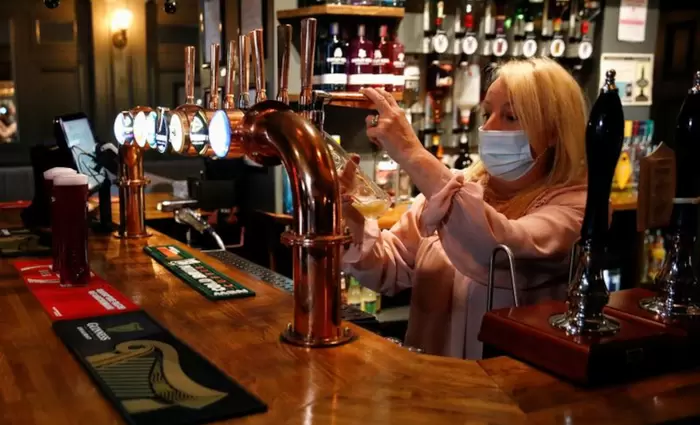 Τρελλάθηκαν οι ταμειακές μηχανές στις βρετανικές παμπ και εστιατόρια