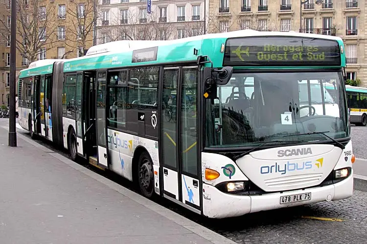 Συρρικνώνονται οι δημόσιες συγκοινωνίες στην Γαλλία