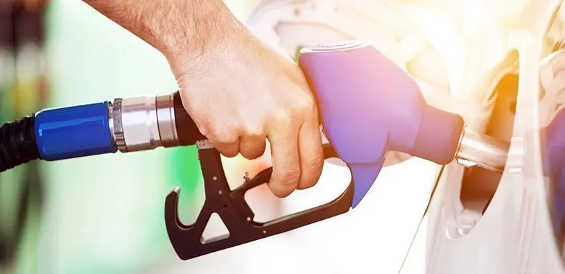 Δημοσκόπηση: Καίνε τα πορτοφόλια οι αυξήσεις στα καύσιμα