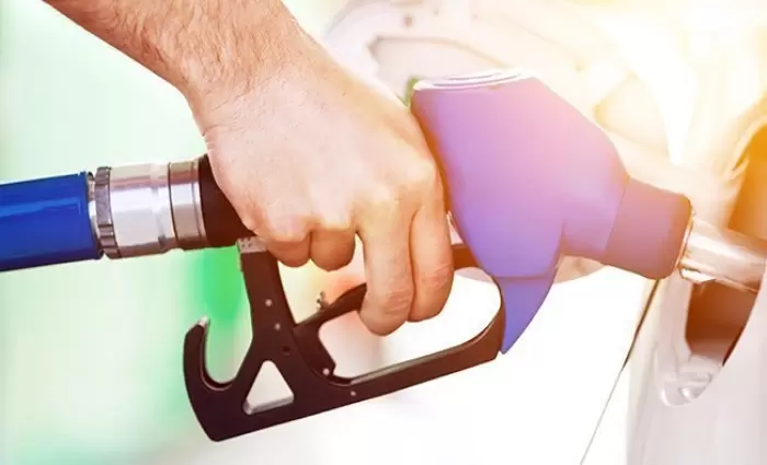 Δημοσκόπηση: Καίνε τα πορτοφόλια οι αυξήσεις στα καύσιμα