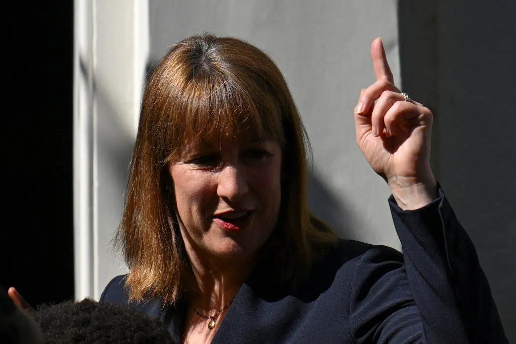 Πώς θα «μπαλώσει» η Ριβς τη μαύρη τρύπα στα οικονομικά της Αγγλίας