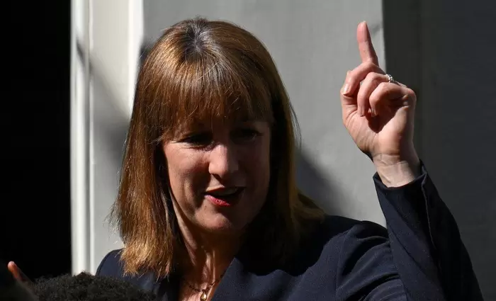 Πώς θα «μπαλώσει» η Ριβς τη μαύρη τρύπα στα οικονομικά της Αγγλίας