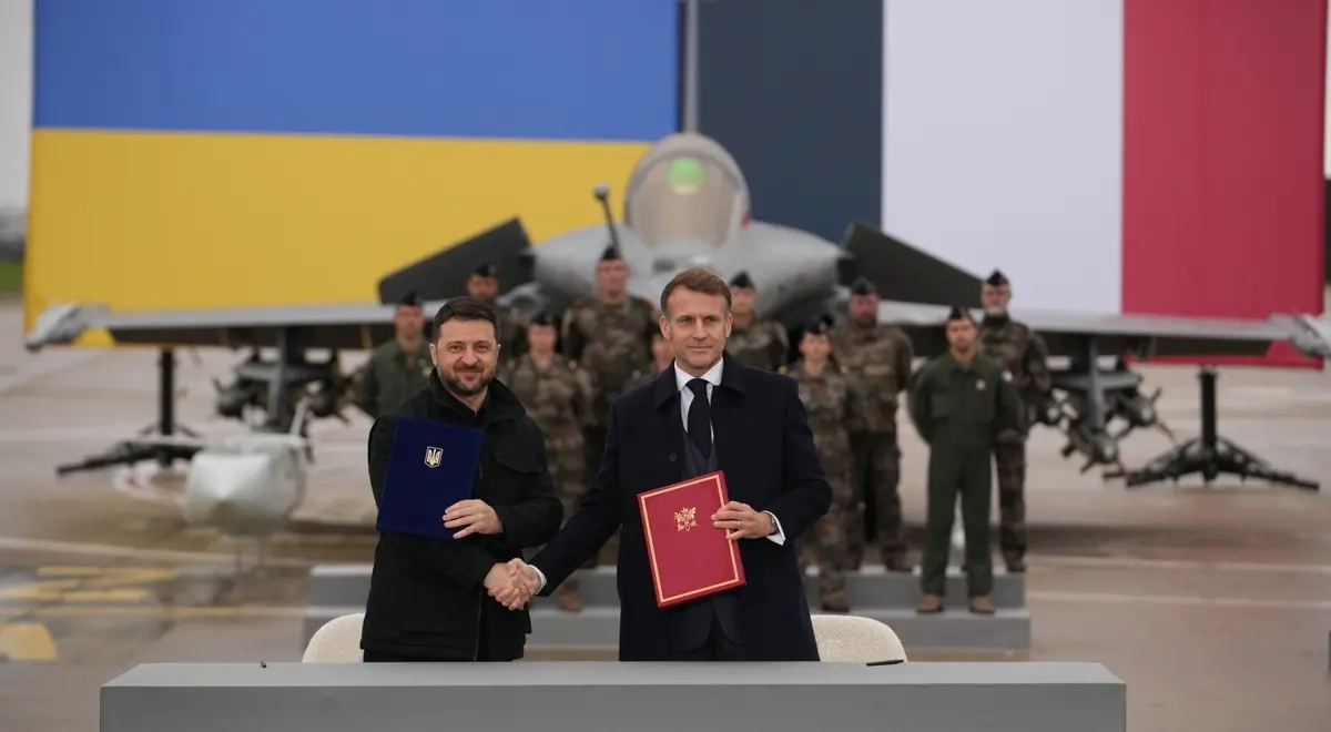 Μακρόν-Ζελένσκι: Έπεσαν οι υπογραφές για μελλοντική προμήθεια έως 100 Rafale στην Ουκρανία
