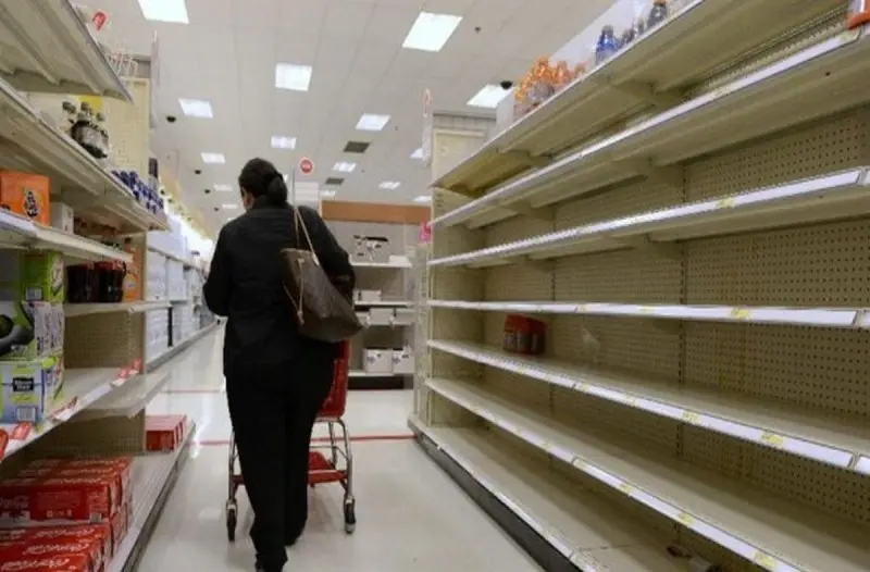 Πώς η καραντίνα 1,7 εκ. Βρετανών, αδειάζει τα ράφια των σουπερμάρκετ