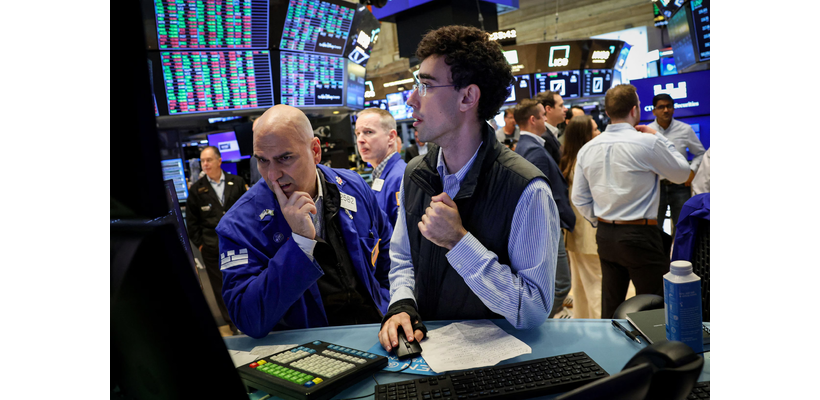 Wall Street: Διατηρείται στα επίπεδα ρεκόρ με λιανικές πωλήσεις και επιτόκια στο προσκήνιο