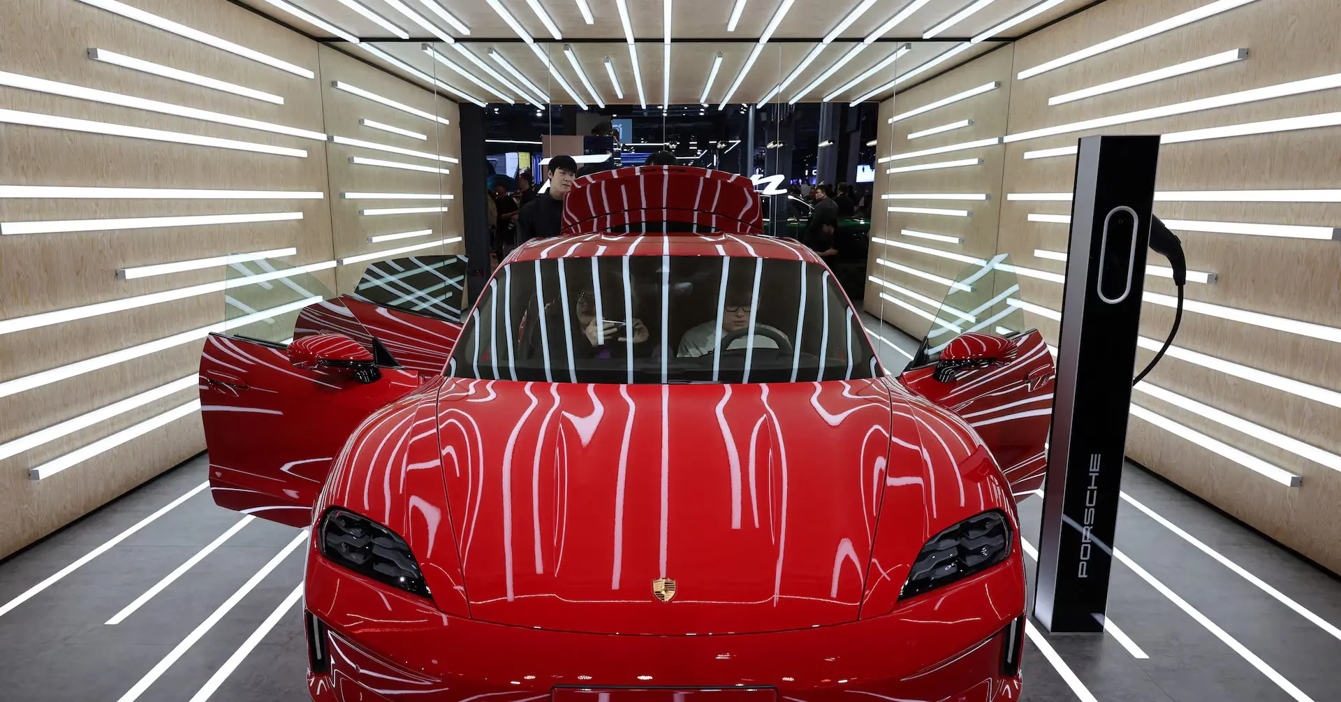 Porsche: Βουλιάζει σε ζημιές και κρίση ηλεκτροκίνησης – Η «βαριά» κληρονομιά του νέου CEO