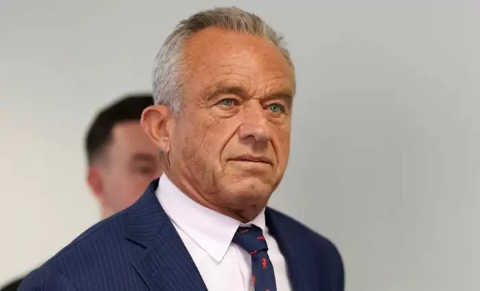 Ο Ρόμπερτ Κένεντι Τζούνιορ απολύει ολόκληρη την επιτροπή εμβολίων των ΗΠΑ