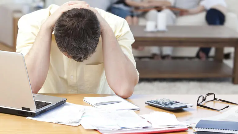 Δανειολήπτες στη «μέγγενη» των καταχρηστικών ρητρών