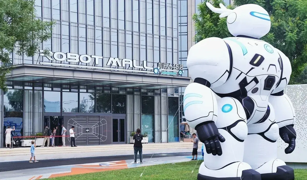 Στο Πεκίνο το πρώτο κατάστημα στον κόσμο που πουλάει ανθρωποειδή ρομπότ