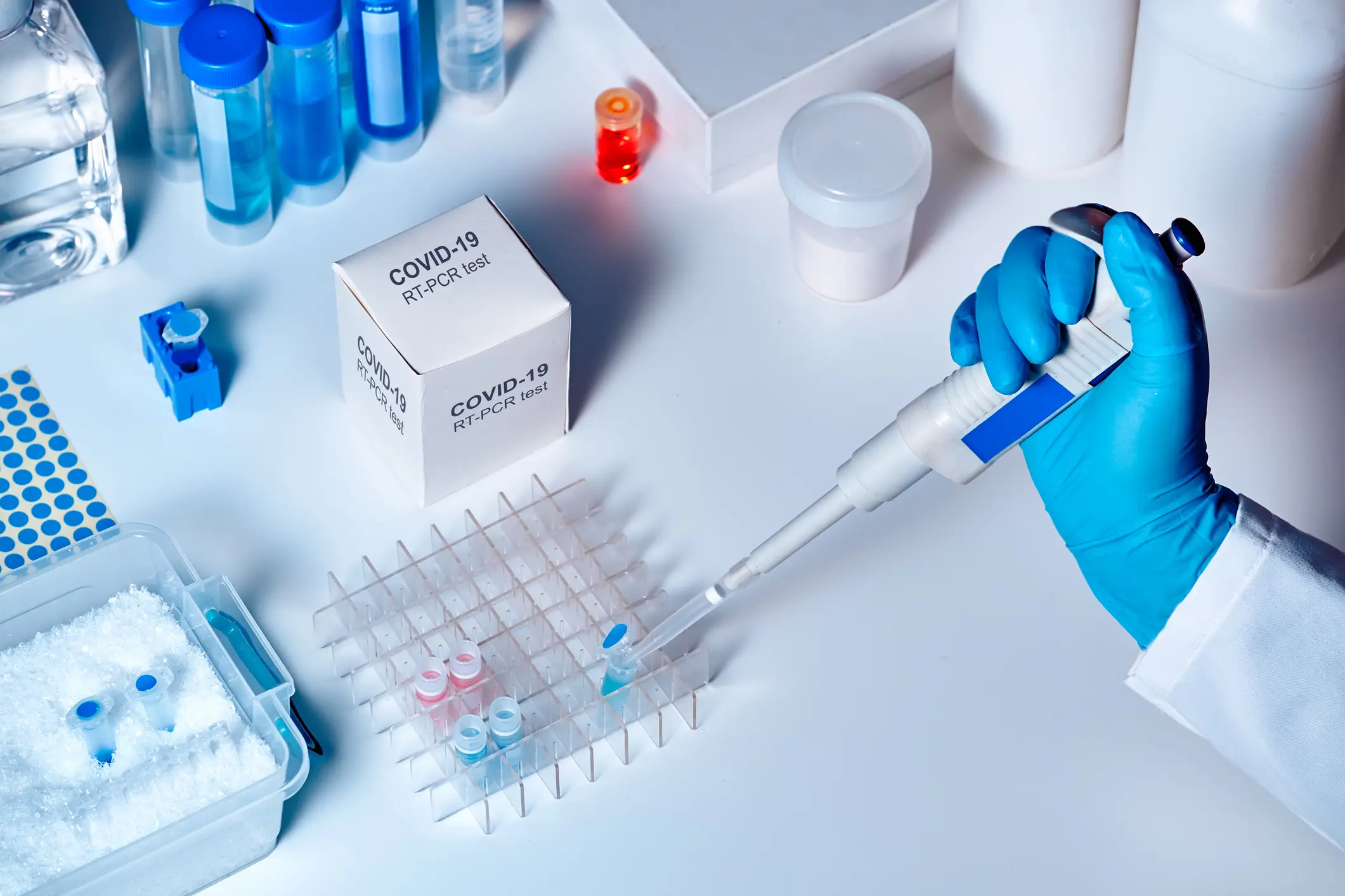 Roche: Ανέπτυξε PCR τεστ που θα ανιχνεύει τη μετάλλαξη «Όμικρον»
