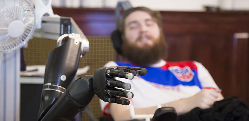 Νέα τεχνολογία επιτρέπει την κίνηση ρομποτικού χεριού με τη σκέψη