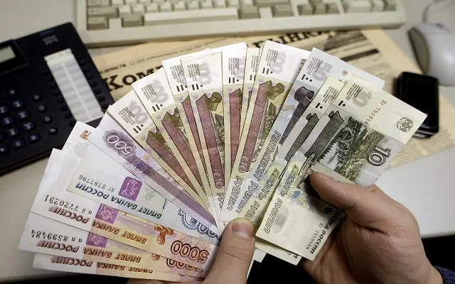 Σφίγγουν τα capital controls στη Ρωσία - Με το... σταγονόμετρο τα εμβάσματα