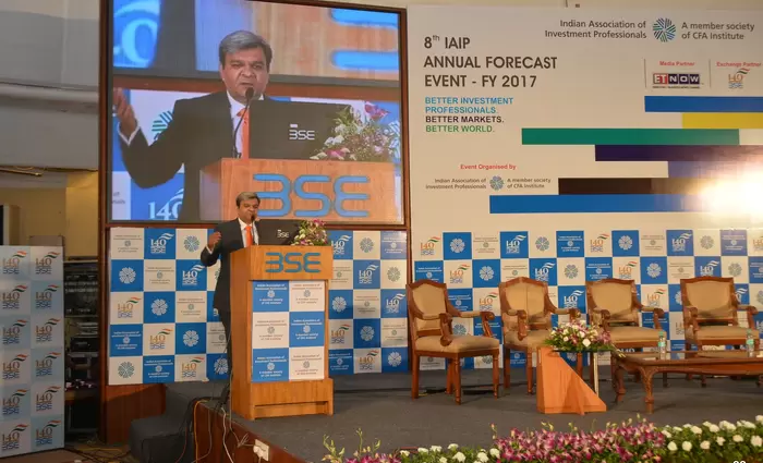 Κορυφαία ονόματα κάνουν προβλέψεις για την οικονομία