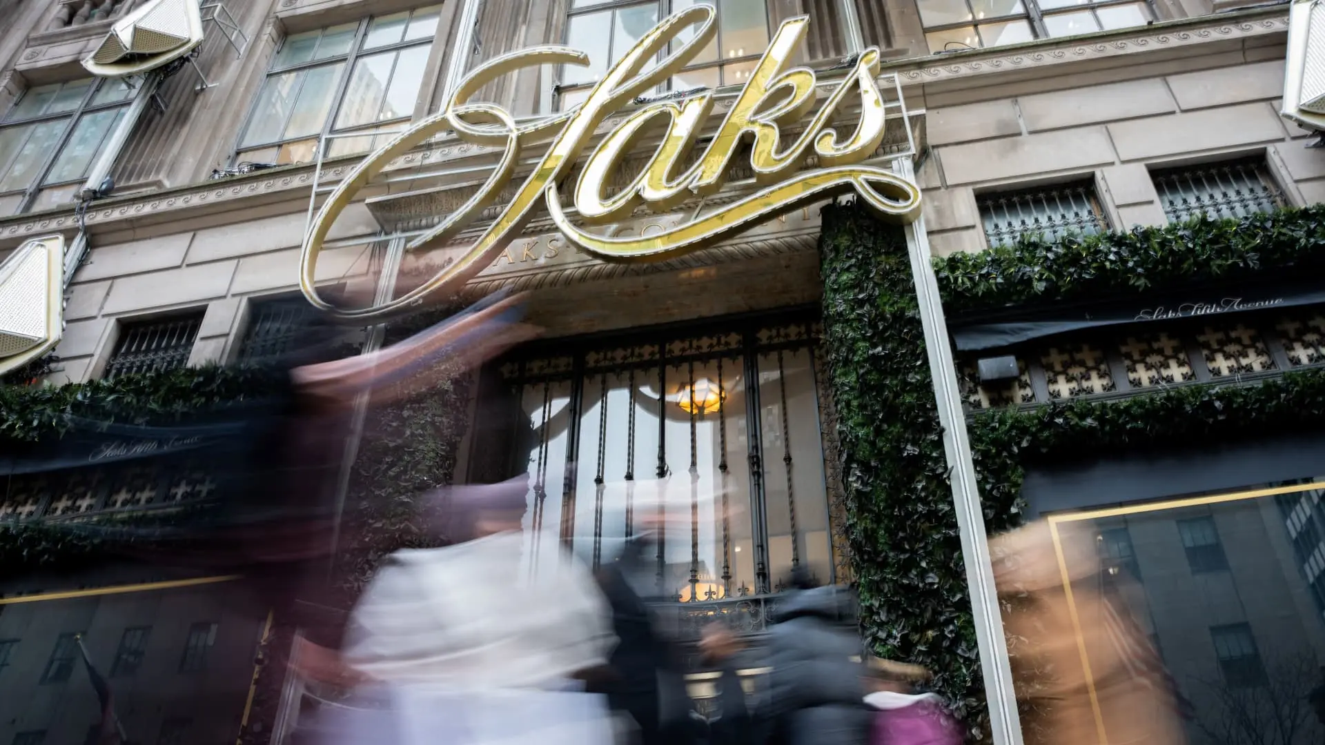 Amazon κατά Saks: Αμφισβητεί την πτώχευση και χαρακτηρίζει «άνευ αξίας» τη συμμετοχή της στον όμιλο