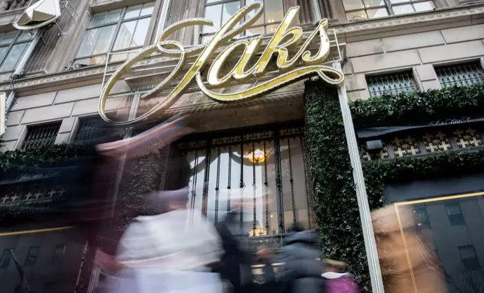 Amazon κατά Saks: Αμφισβητεί την πτώχευση και χαρακτηρίζει «άνευ αξίας» τη συμμετοχή της στον όμιλο