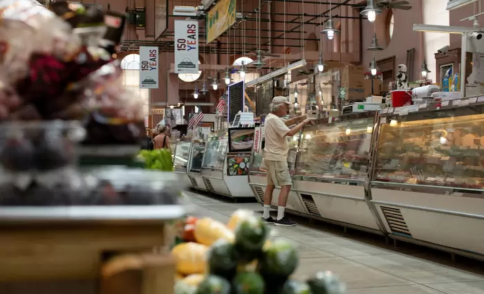 ΗΠΑ: Απρόσμενη πτώση 0,9% στις λιανικές πωλήσεις τον Μάιο