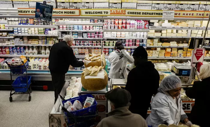 ΗΠΑ: «Φρένο» στις λιανικές πωλήσεις τον Οκτώβριο λόγω πτώσης στις αγορές αυτοκινήτων