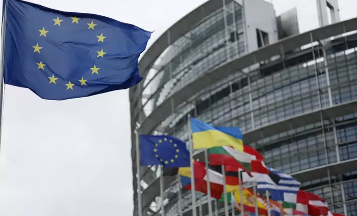 Bloomberg: Στο στόχαστρο της ΕΕ ρωσικό πετρέλαιο– Εξετάζει και την αποκοπή 20 τραπεζών από το SWIFT