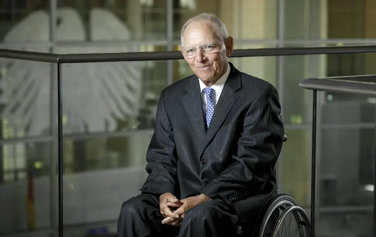 Σόιμπλε: Να επεκταθούν τα δημοσιονομικά εργαλεία της ΕΕ