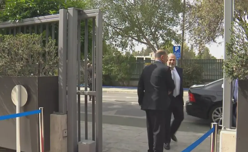 Τετ α τετ Γενικού Εισαγγελέα και Γενικού Ελεγκτή στην είσοδο της Βουλής (βίντεο)