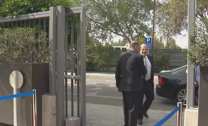 Τετ α τετ Γενικού Εισαγγελέα και Γενικού Ελεγκτή στην είσοδο της Βουλής (βίντεο)