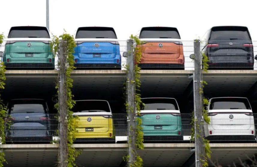 Volkswagen: Κοντά σε συμφωνία με τα συνδικάτα για να μην κλείσουν τα εργοστάσια στη Γερμανία