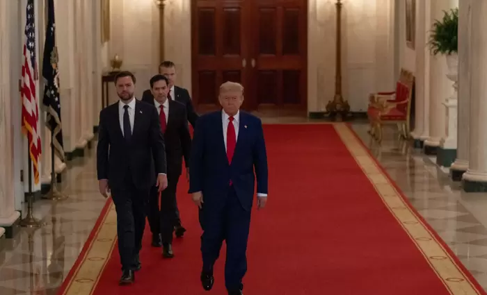 FT: Ο Τραμπ χτυπά το Ιράν και τζογάρει την προεδρία του