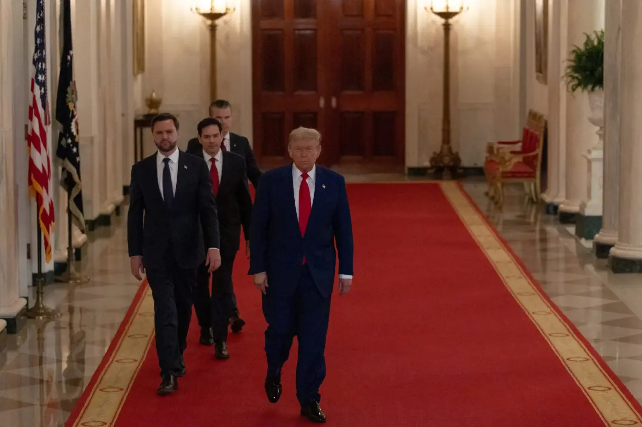 FT: Ο Τραμπ χτυπά το Ιράν και τζογάρει την προεδρία του