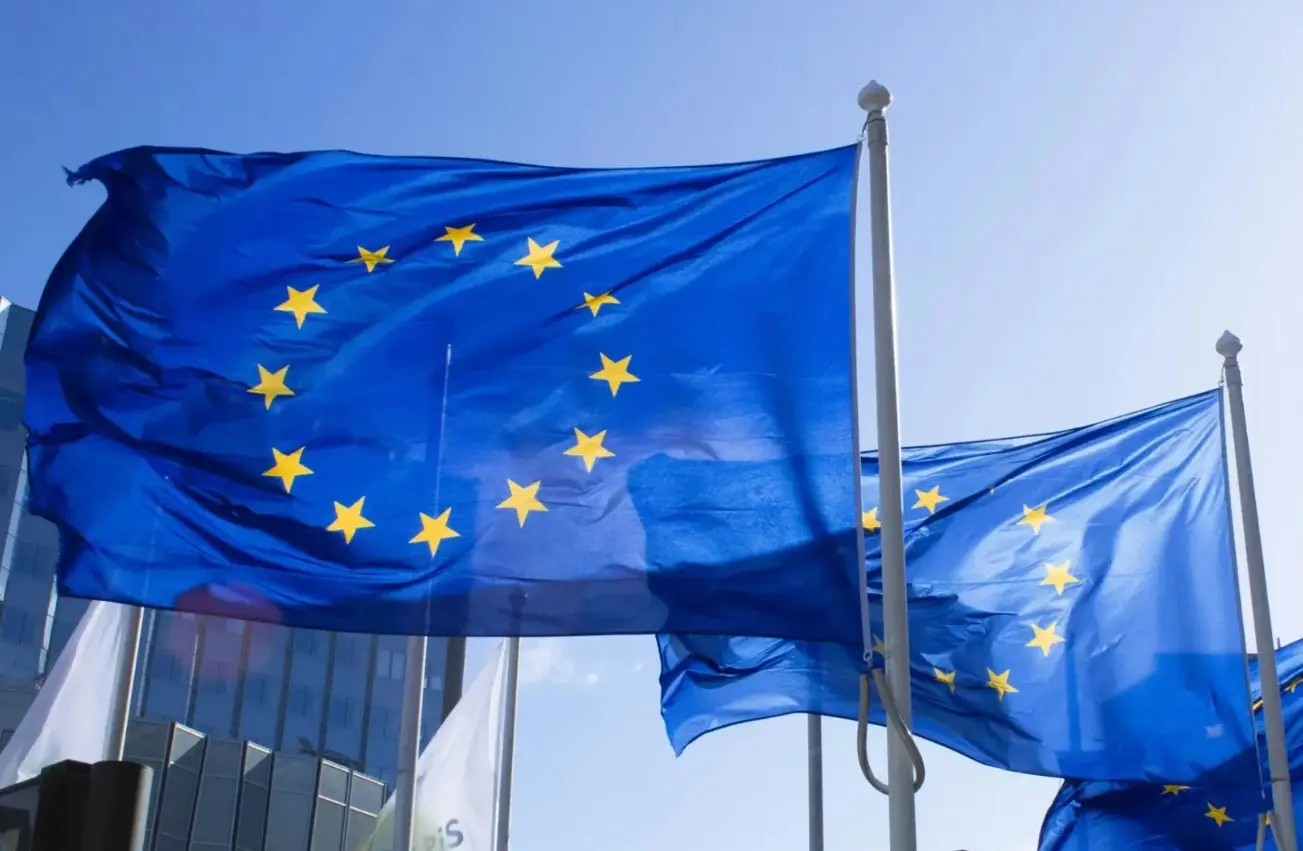 Γιατί η ΕΕ είναι έτοιμη να αποδεχτεί το «μικρότερο κακό» στους δασμούς Τραμπ