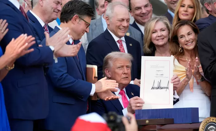 Ο Τραμπ υπέγραψε το «μεγαλύτερο νομοσχέδιο της Ιστορίας» (βίντεο)