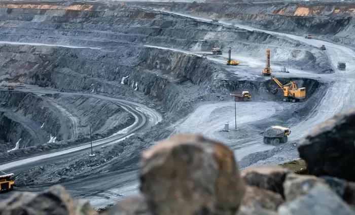 Πανικός για τις σπάνιες κινεζικές πρώτες ύλες – Ξεμένει η ΕΕ από σπάνιες γαίες