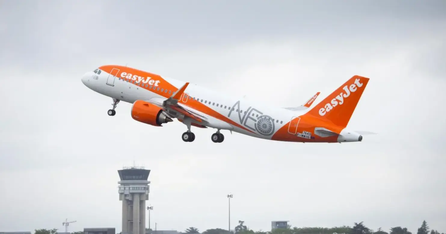 EasyJet: Γαλλική απεργία και κόστος καυσίμων «τρώνε» κέρδη, κόβουν τα φτερά της μετοχής