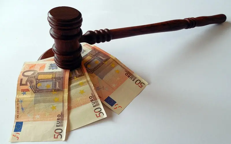 Εκατομμύρια πληρώνει το κράτος σε νομικούς οίκους του εξωτερικού