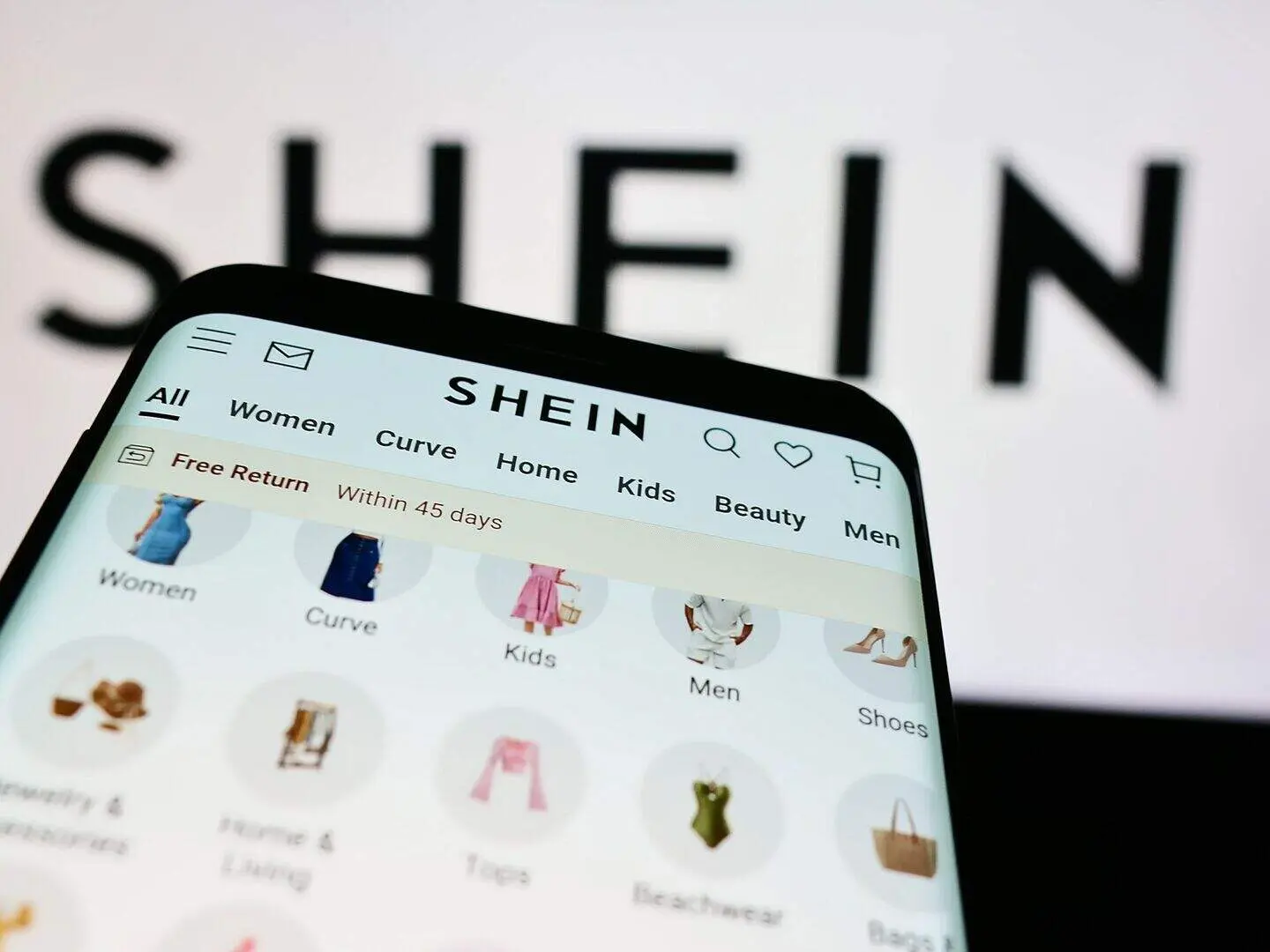Στις Βρυξέλλες ο CEO της Shein: Διάλογος με την Κομισιόν εν μέσω σκανδάλων