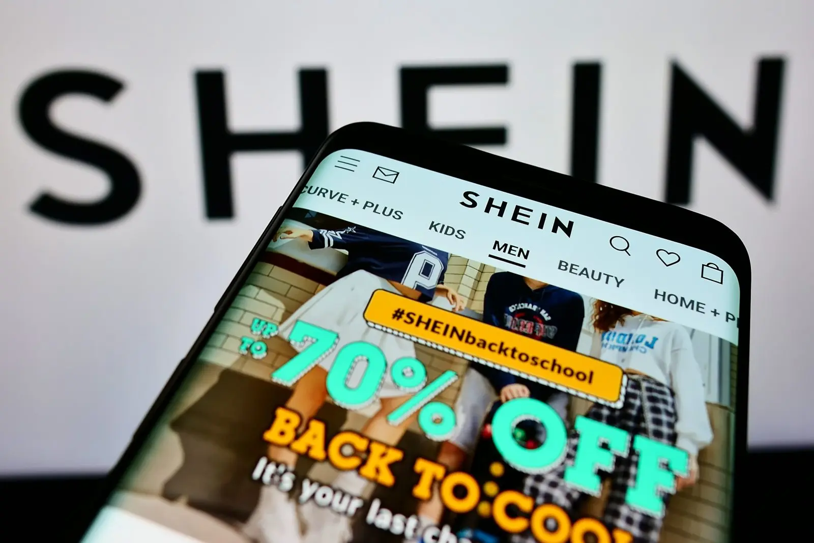 Shein: Γιατί εξετάζει την επιστροφή στην Κίνα
