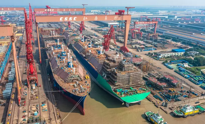 Τα αμερικανικά τέλη φρενάρουν τα κινεζικά ναυπηγεία – Πτώση 52% στις παραγγελίες α’ εξαμήνου