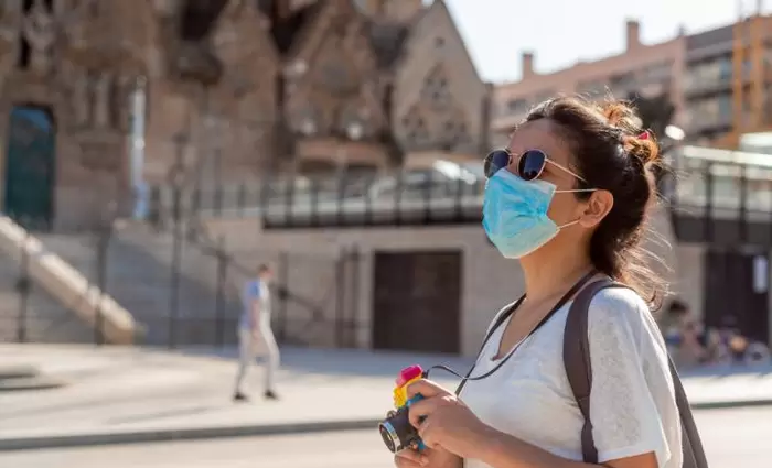 Στο χορό νέων μέτρων και εμβολιασμών Ευρώπη και ΗΠΑ