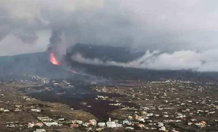 Βοήθεια 206 εκ. ευρώ για την καιόμενη Λα Πάλμα