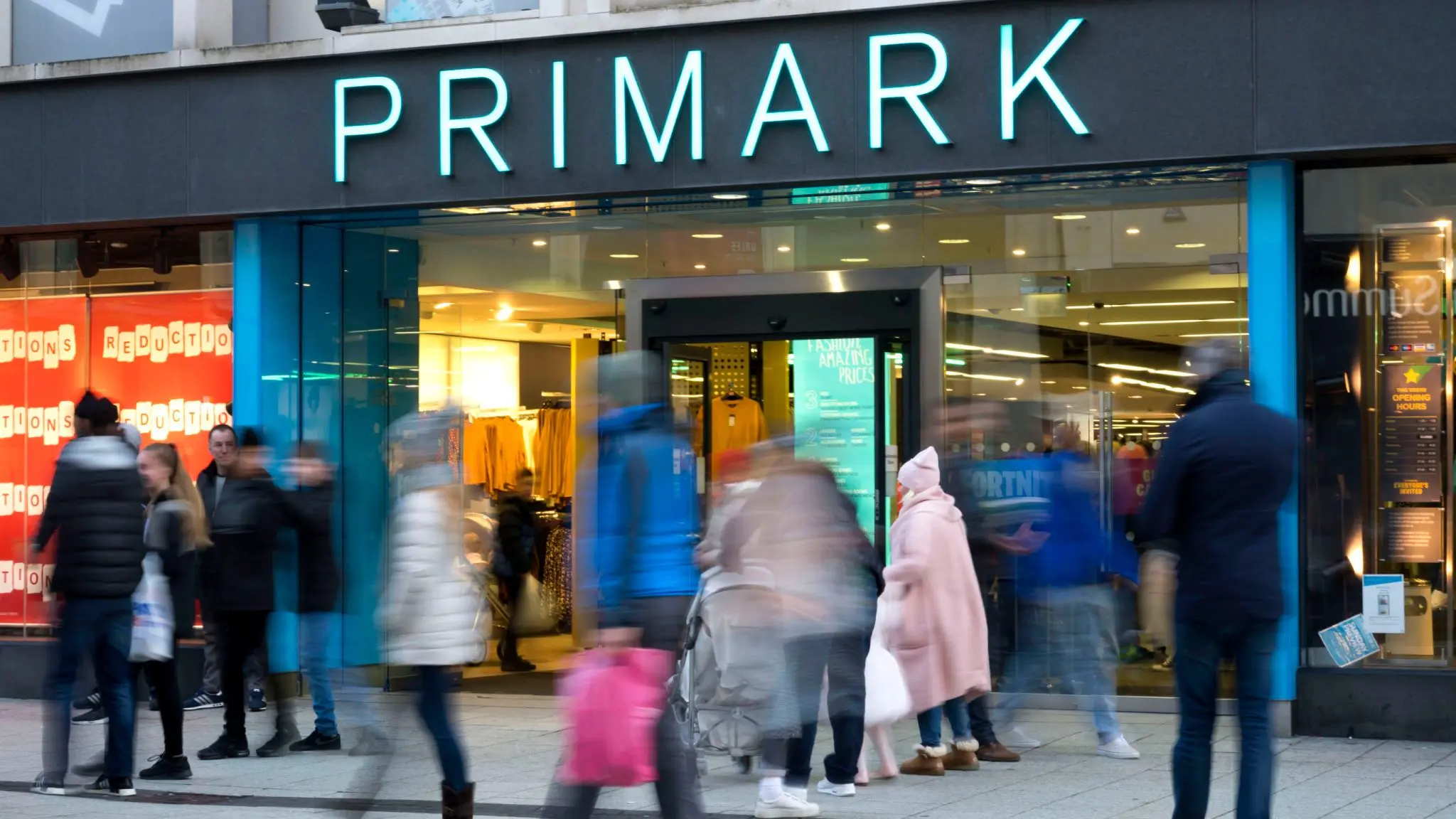 Με άδεια ράφια απειλούνται τα Primark