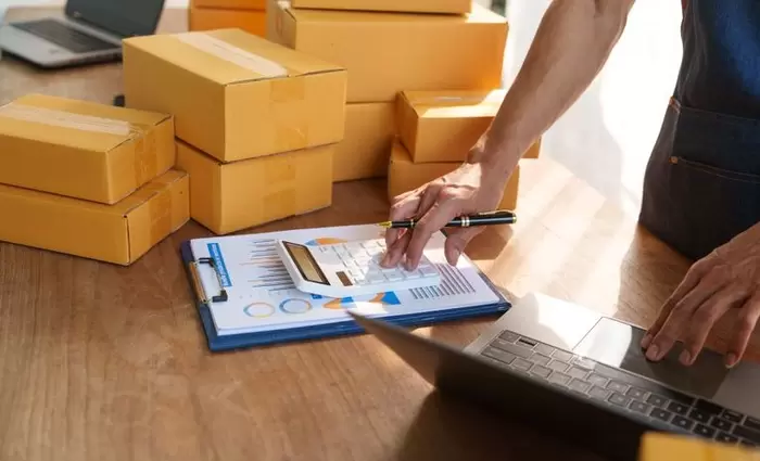 Βρετανία: Καλπάζουν τα «μικρά δέματα» από την Κίνα - Shein και Temu «πνίγουν» το λιανεμπόριο